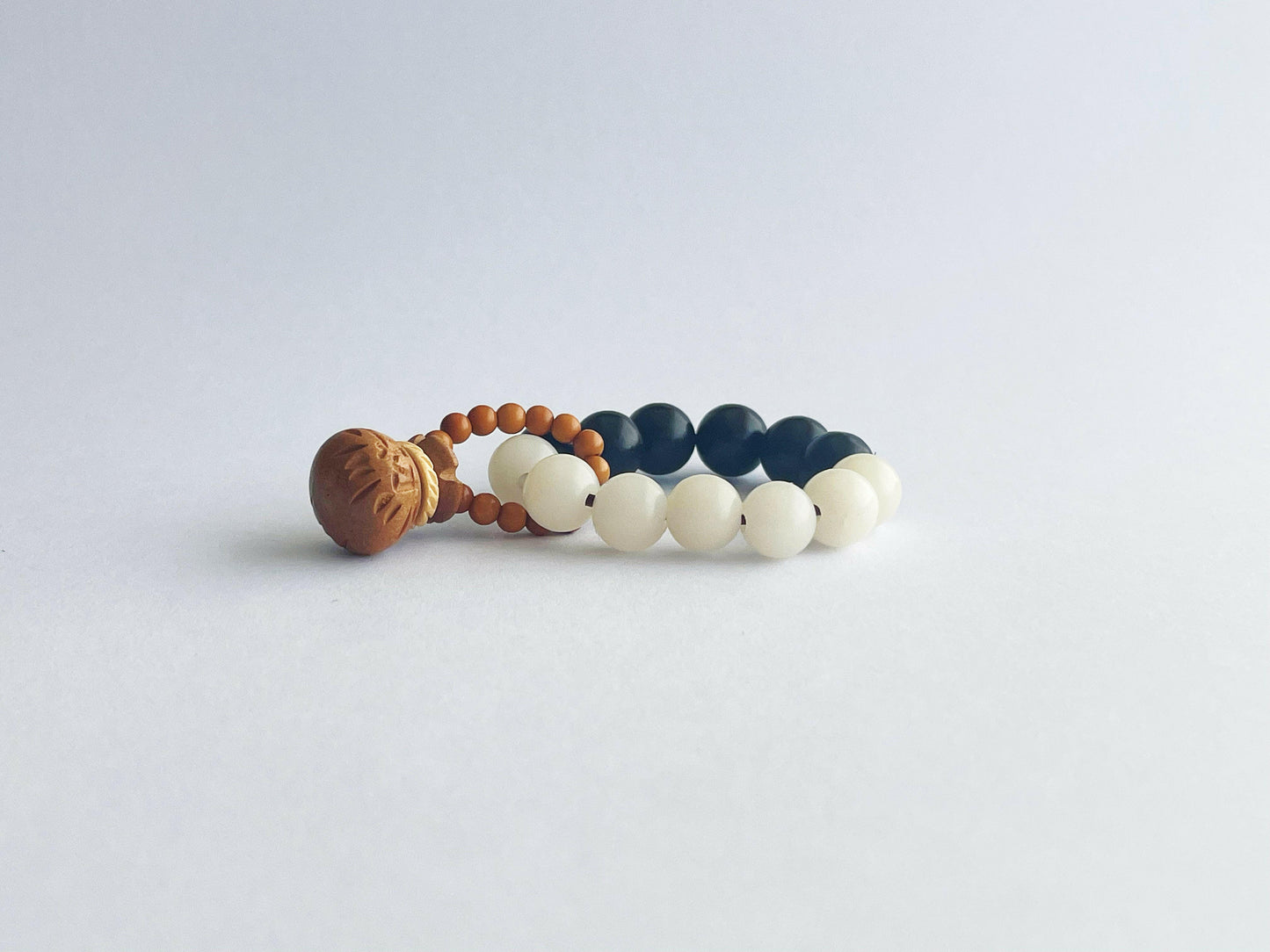 FOCUS RELAX Natural Bodhi Seed Finger Beads Playful Fidget (Black and White).
